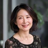 林晓慧，妈妈的朋友们平台创始人，温柔知性的中年女性，短发，微笑，专业情感内容创作者形象
