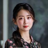 陈雨桐，妈妈的朋友们平台资深编辑，年轻女性，扎马尾，眼神温柔，擅长情感类深度写作